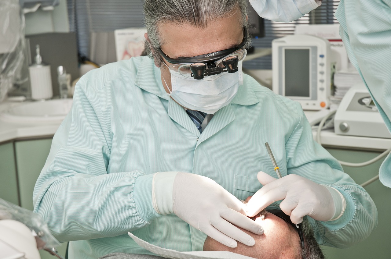 Implanty zębowe – wskazania, przebieg zabiegu, zalety