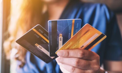Karta debetowa, kredytowa i wielowalutowa – jak je rozróżnić i którą wybrać?