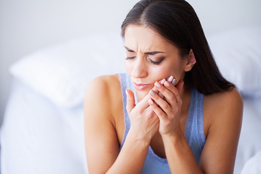 Aftowe zapalenie jamy ustnej – przyczyny, objawy, leczenie